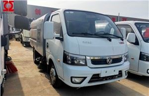 Camion cu matura pentru curatenie stradala
