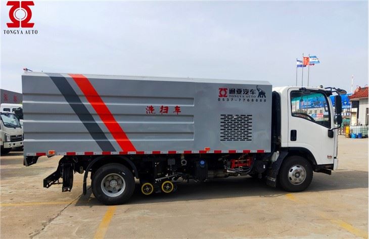 Camion de măturat cu apă curată