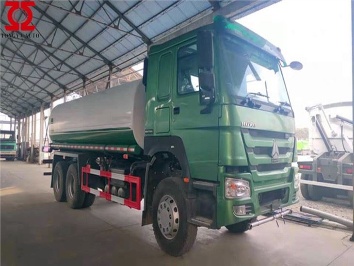 Camion cisternă cu apă