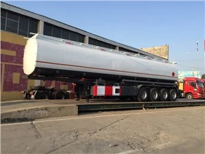 Remorcă personalizată pentru camion cisternă cu combustibil pe 4 axe