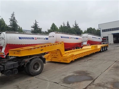 Semiremorcă hidraulică cu gât de găină